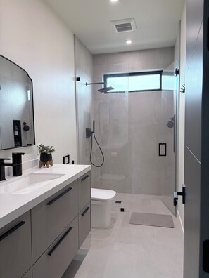 Shower, hair dryer, bidet, towels - AgaveTemecula Main House  Private 10-Acre Wine Country Estate (Temecula)