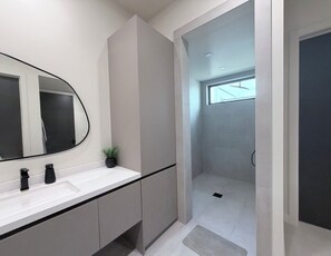 Dutxa, assecador de cabells, bidet i tovalloles 