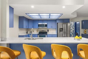 Een koelkast, een magnetron, een oven, een kookplaat