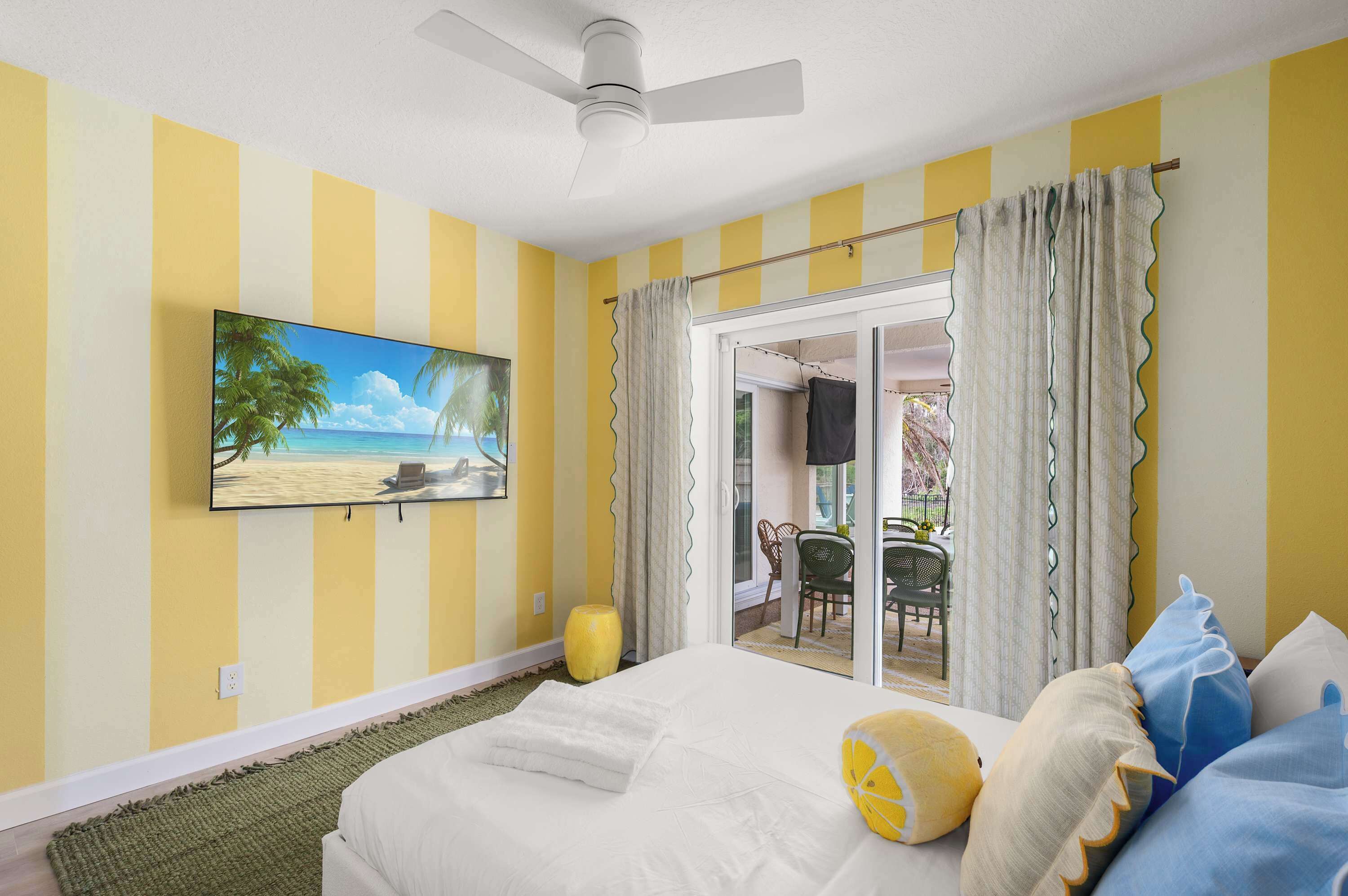 Een strijkplank/strijkijzer, reisbedje, wifi, beddengoed