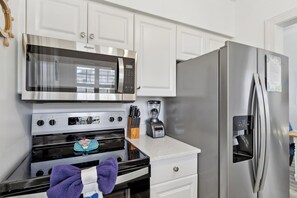 Fridge, microwave, oven, stovetop - Beach Escape With Direct Beach Access (Ormond Beach)