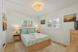 2 bedrooms, free WiFi, bed sheets - Beach Escape With Direct Beach Access (Ormond Beach)