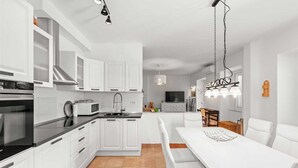 Coffee/tea maker, fridge, microwave, oven - Villa Speranza by Aneo Travel (Novi Vinodolski)