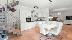 Coffee/tea maker, fridge, microwave, oven - Villa Speranza by Aneo Travel (Novi Vinodolski)