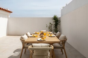 Outdoor dining - Casa da Shaka Baleal - 150 meters to the beach (Peniche)