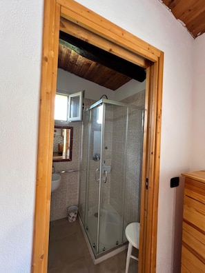 Regadera, secadora de cabello, bidet, toallas 
