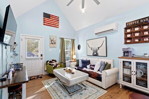 Living area - Key Lime Cottage in Bon Secour, 11 miles to beach, 7 miles to Sportsplex (Bon Secour)