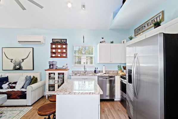 Private kitchen - Key Lime Cottage in Bon Secour, 11 miles to beach, 7 miles to Sportsplex (Bon Secour)