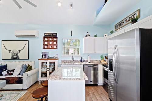 Key Lime Cottage in Bon Secour, 11 miles to beach, 7 miles to Sportsplex