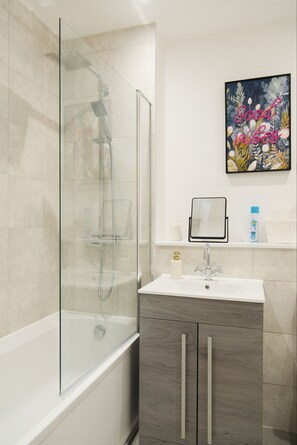 Hair dryer, towels, soap, toilet paper - Modern 1 bed flat in Birmingham city centre (Birmingham)
