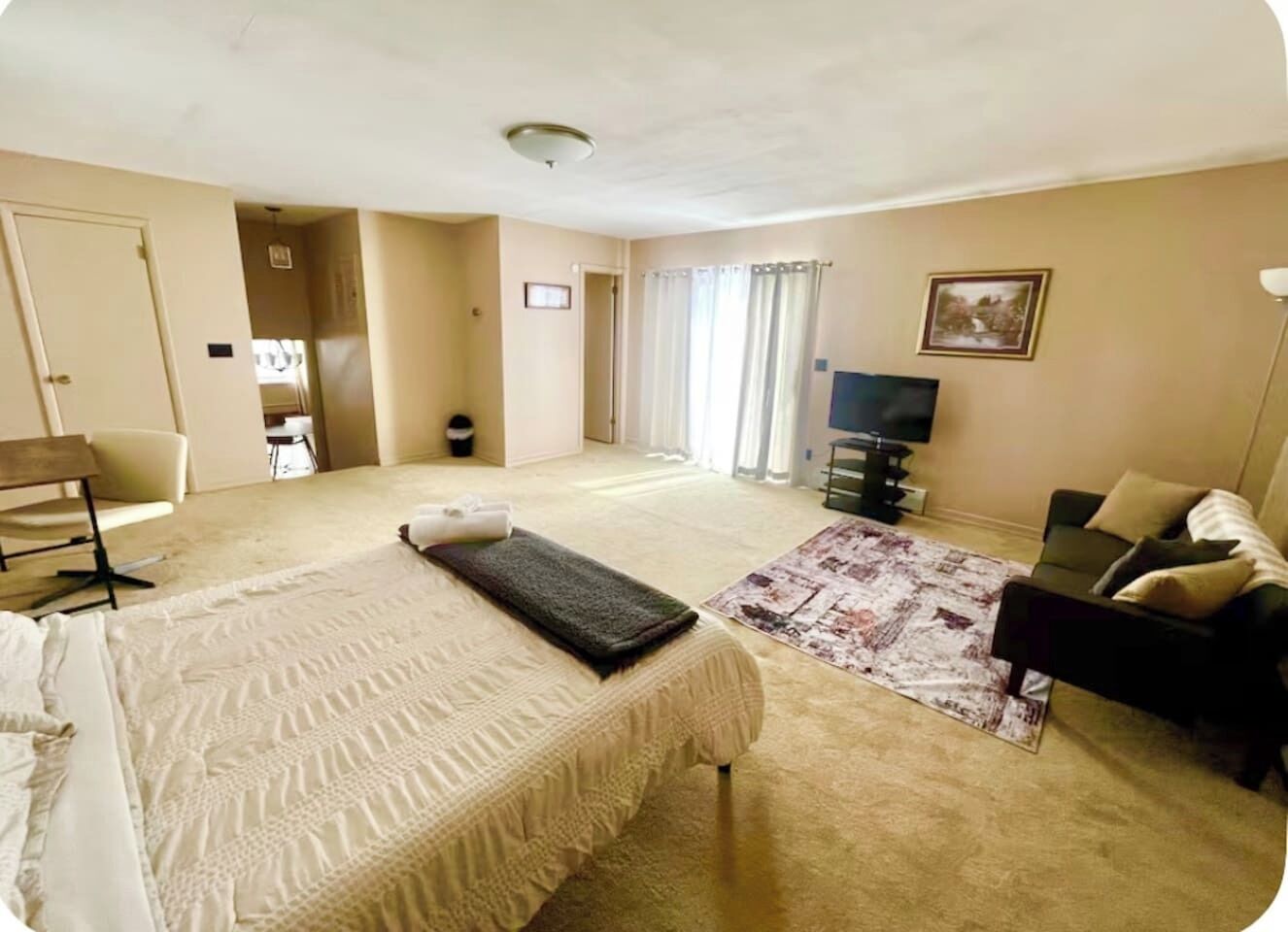 Desk, iron/ironing board, WiFi, bed sheets