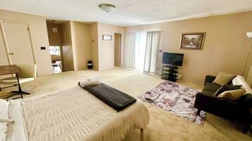 Desk, iron/ironing board, WiFi, bed sheets