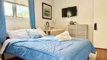 Een bureau, een strijkplank/strijkijzer, wifi, beddengoed