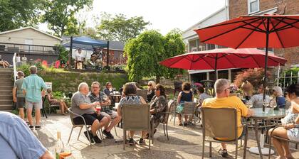 Charming Apartment in the heart of Downtown LeClaire sleeps 4