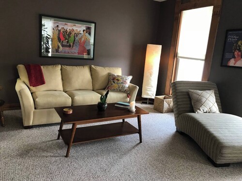 Charming Apartment in the heart of Downtown LeClaire sleeps 4