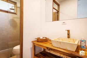 Regadera, toallas, jabón, papel de baño 