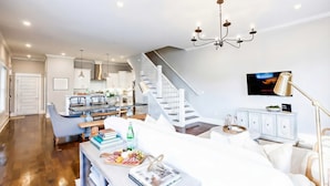 TV, offices - Nashville sleeps 24: 2 homes, hot tub & game room near broadway (Nashville)