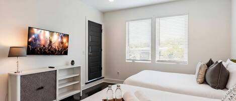 3 habitaciones, tabla de planchar con plancha, wifi y ropa de cama