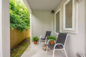 Terrace/patio - Rooftop deck & private balcony house sleeps 10 near Broadway, Nashville (Nashville)