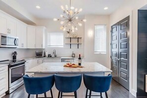 Coffee/tea maker, fridge, microwave, oven - Rooftop deck & private balcony house sleeps 10 near Broadway, Nashville (Nashville)