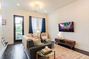 TV, offices - Rooftop deck & private balcony house sleeps 10 near Broadway, Nashville (Nashville)