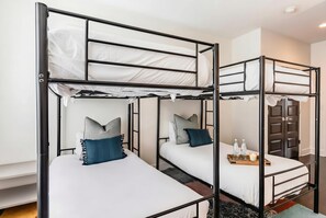 3 bedrooms, iron/ironing board, WiFi, bed sheets - Rooftop deck & private balcony house sleeps 10 near Broadway, Nashville (Nashville)