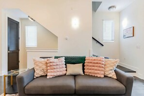 TV, offices - Rooftop deck & private balcony house sleeps 10 near Broadway, Nashville (Nashville)