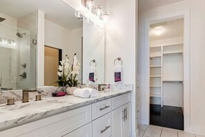 Bathroom - Spring rooftop deck, patio lounge, free parking near Ryman & Broadway (Nashville)