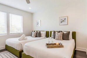 3 bedrooms, iron/ironing board, WiFi, bed sheets - Rooftop deck & private balcony house sleeps 10 near Broadway, Nashville (Nashville)