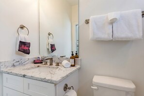 Shower, hair dryer, towels, shampoo - Rooftop deck & private balcony house sleeps 10 near Broadway, Nashville (Nashville)