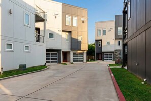 Exterior - Rooftop deck & private balcony house sleeps 10 near Broadway, Nashville (Nashville)