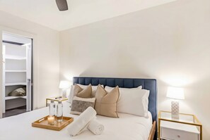 3 bedrooms, iron/ironing board, WiFi, bed sheets - Rooftop deck & private balcony house sleeps 10 near Broadway, Nashville (Nashville)