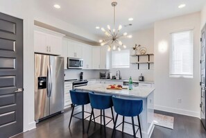 Coffee/tea maker, fridge, microwave, oven - Rooftop deck & private balcony house sleeps 10 near Broadway, Nashville (Nashville)