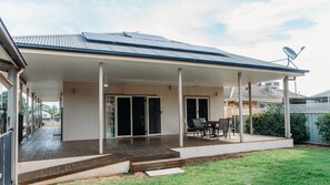 Exterior - Polly's Perfect Pad on Piper (North Tamworth)