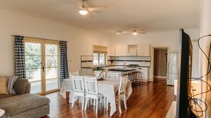 Interior - Polly's Perfect Pad on Piper (North Tamworth)