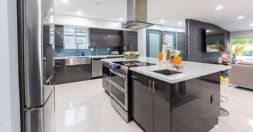 Comfort Room | Private kitchen | Fridge, microwave, oven, cookware/dishes/utensils