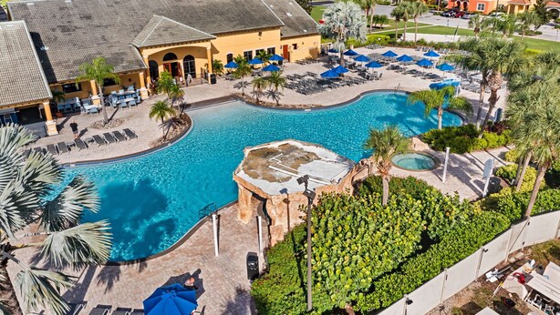 Een resort met een groot zwembad, ligbedden en parasols.