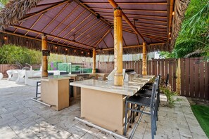 Outdoor dining - Hollywood Themed Mega Mansion / Sleeps 62!/Your own Lazy River/Firepit/ (Celebration)