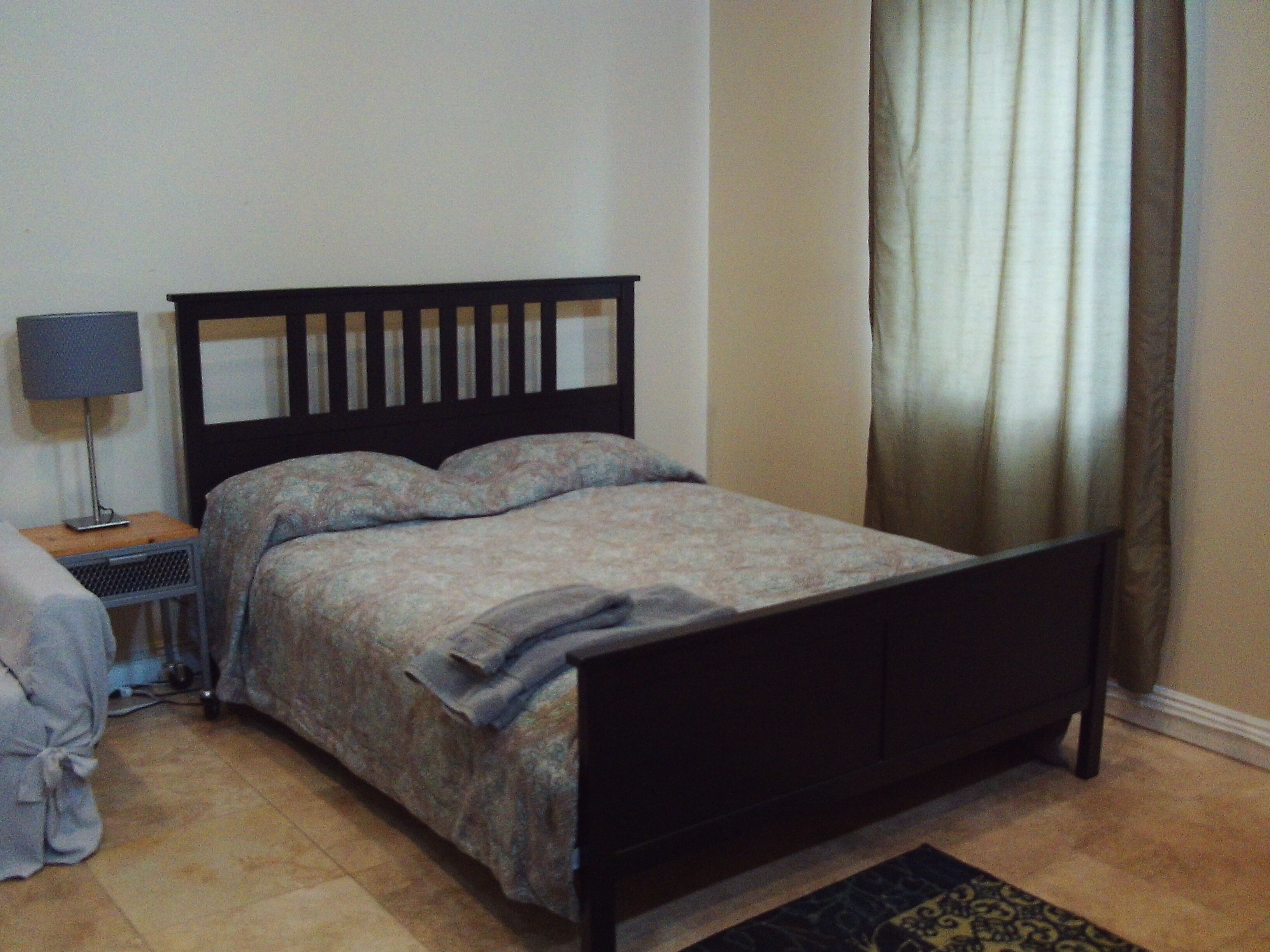 Tabla de planchar con plancha, internet y ropa de cama 