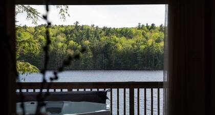 Peaceful Lakeside Cottage ~ Sunsets & Lake Access