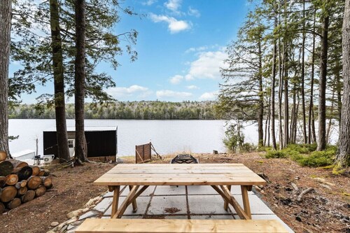 Peaceful Lakeside Cottage ~ Sunsets & Lake Access