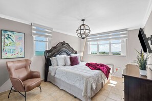 3 間睡房、書桌、熨斗/熨衫板、可攜式嬰兒床