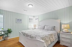 4 bedrooms, Internet, bed sheets - Family friendly  4-bedroom beach cottage in North Myrtle Beach! 1.5 bl to beach! (North Myrtle Beach)