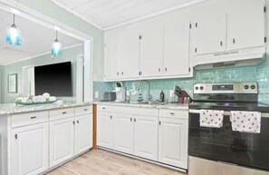 Private kitchen - Family friendly  4-bedroom beach cottage in North Myrtle Beach! 1.5 bl to beach! (North Myrtle Beach)