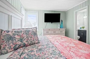 4 bedrooms, Internet, bed sheets - Family friendly  4-bedroom beach cottage in North Myrtle Beach! 1.5 bl to beach! (North Myrtle Beach)