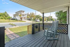 Terrace/patio - Family friendly  4-bedroom beach cottage in North Myrtle Beach! 1.5 bl to beach! (North Myrtle Beach)