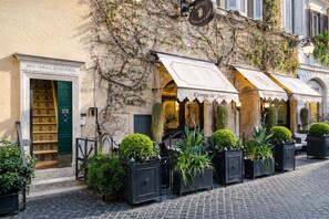 Hotellin julkisivu on kivestä, siinä on vihreä ovi ja kyltti, jossa lukee: »Campo de' Fiori».
