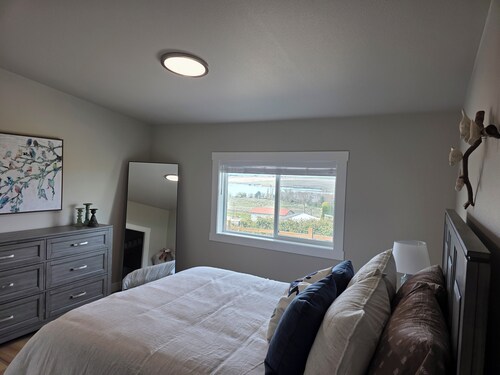 Serene 3-bedroom home with-in walking distance to Burbank's Charbonneau Park