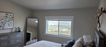 Serene 3-bedroom home with-in walking distance to Burbank's Charbonneau Park