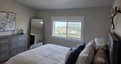 Serene 3-bedroom home with-in walking distance to Burbank's Charbonneau Park